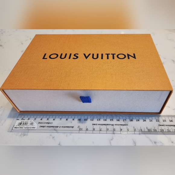 LOUIS VUITTON - Medium-small giftbox - Picture 3 of 5